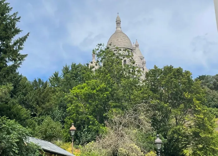 Au Bas De Montmartre !